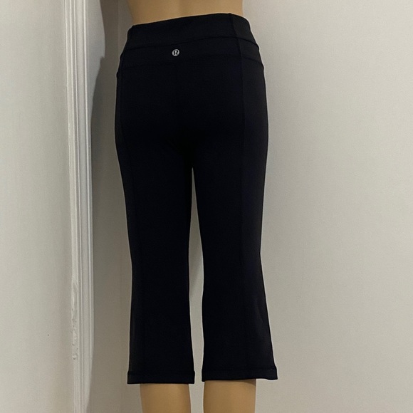 2 pairs Lululemon Groove Crop bundle - Picture 2 of 12